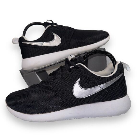 Nike Roshe One Low GS "Black / Silver" 599728-021 Youth 7 Women's 8.5 - Picture 1 of 11